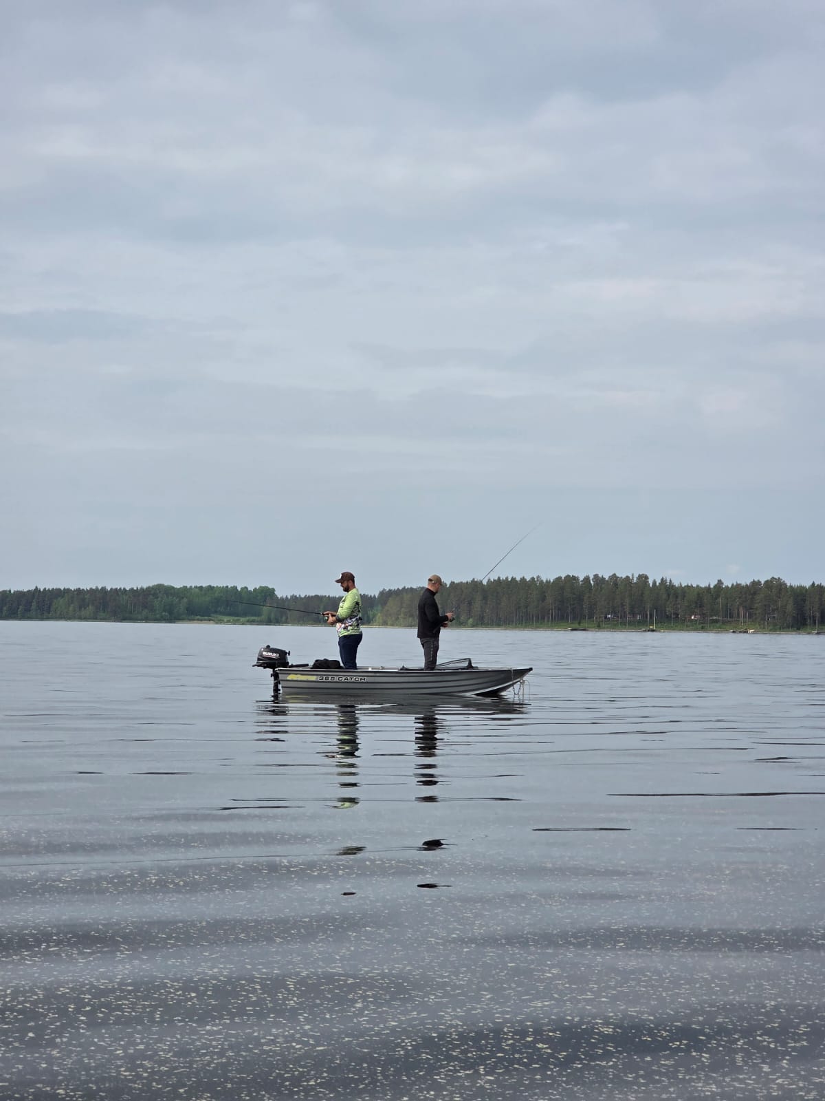 Kaksi henkilöä kalastaa vuokratusta alumiiniveneestä Siljan-järvellä.