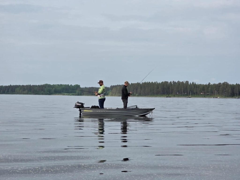 Kaksi henkilöä kalastaa vuokratusta alumiiniveneestä Siljan-järvellä.